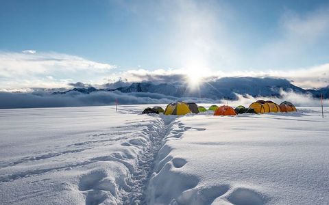 FSV Mainz übernachtet auf der Belalp. Es sind diverse Zelte im Schnee ersichtlich