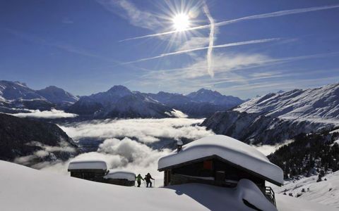 Sicht von der Belalp über die schneebedeckten Dächer hinunter nach Naters