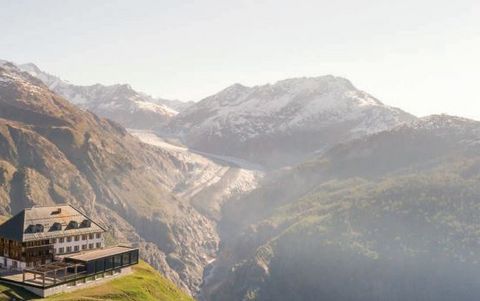 Sicht auf den Grossen Aletschgletscher und auf das Hotel Belalp