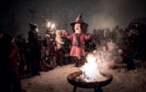 Hexenweihnacht mit dem Maskottchen Vero umkreist von Teilnehmer 